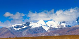 CHINA INAUGUREAZA CEA MAI SPECTACULOASA LINIE FERATA IN TIBET – Trenurile trec prin 47 de tuneluri si 121 de poduri, la peste 3.000 m altitudine