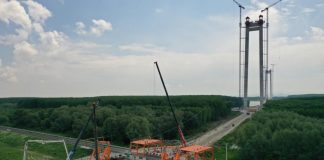 PROGRES PE PODUL SUSPENDAT DE LA BRAIA – S-au lansat primele fire pentru constructia cablului principal