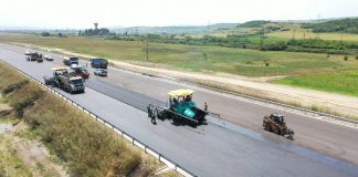 LOTUL 2 SEBES-TURDA A AJUNS LA ASFALT – Avans important pe Autostrada Sebes-Turda. Ministrul Transporturilor: “Lotul 2 al autostrazii Sebes-Turda este unul dintre proiectele prioritare pentru Romania”