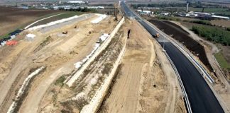 ASFALT PE AUTOSTRADA A10 – AKTOR a turnat stratul de asfalt pe Lotul 2 Sebes-Turda, in zona alunecarilor de teren de la Oiejdea. Lucrarile avanseaza pentru darea in trafic in acest an a segmentului de drum