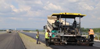 CNAIR A PREGATIT UN BUGET COLOSAL PENTRU INVESTITII – 6,38 miliarde lei vor fi ”bagate” in drumurile din Romania CNAIR LANSEAZA O LICITATIE DE 38 MILIOANE LEI – Compania vrea sa efectueze lucrari de intretinere periodica in Constanta