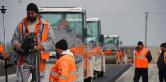 EVOLUTIE SPECTACULOASA PENTRU AUTOSTRADA BUZAU-FOCSANI – UMB a asternut primul strat de asfalt pe Autostrada Moldovei