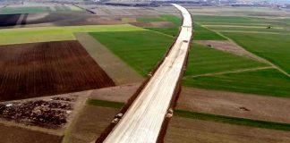 TRONSONUL 1 DIN DRUMUL EXPRES CRAIOVA PITESTI, IN LINIE DREAPTA – Doua asocieri se lupta pentru obtinerea contractului de finalizarea a lucrarilor la Tronsonul 1, dupa rezilierea contractului cu antreprenorul italian. Peste 550 milioane lei si 18 luni are la dispozitie castigatorul licitatiei pentru constructia celor 17,7 km