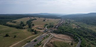 STADIUL LUCRARILOR LA AUTOSTRADA CU TUNELURILE PENTRU URSI – Utilajele lui Umbrarescu decoperteaza terenurile
