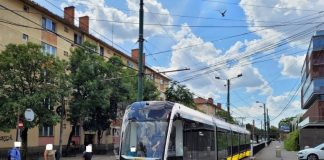 CONTROVERSE CU TRAMVAIELE NOI IN TIMISOARA – Orasul cumpara 17 tramvaie de 33 milioane de euro, dar vor fi de culoare negru-galben, si nu negru-violet