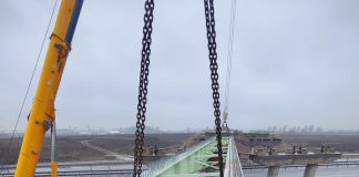 AVANS PE LOTUL 3 DIN AUTOSTRADA A0 – Aktor a inceput montarea grinzilor pasajului de la nodul dintre A0 si A1