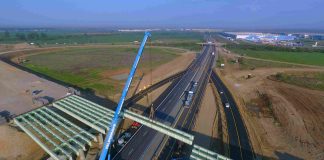 VIITORUL PASAJ DE PESTE A1 PRINDE CONTUR – AKTOR a montat sectiunea centrala a viitorului pasaj peste A1. Urmeaza sudura