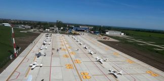 RELANSAREA AEROPORTULUL TUZLA – Peste 100 milioane lei au fost investiti pentru modernizarea Aeroportului International Alexandru Podgoreanu din Tuzla. Noul aeroport beneficiaza de o infrastructura moderna, transformandu-se intr-un centru de inovatie si progres pentru aviatia generala si regionala