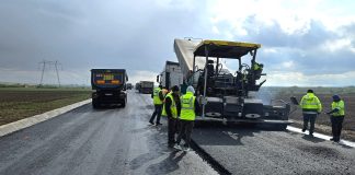 SE TOARNA ASFALT PE CENTURA OSORHEI – Stadiul lucrarilor la centura Osorhei a ajuns la 68%. S-a turnat primul strat de asfalt. Fonduri europene pentru pasajul suprateran din Osorhei
