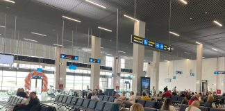 TERMINAL NOU PE AEROPORTUL DIN ORADEA – Aeroportul din Oradea are un nou terminal de 234,73 milioane lei din fonduri europene. Capacitatea a fost dublata, la 800 de pasageri pe ora, iar parcarea a fost extinsa la 320 de locuri