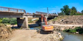 UN POD IMPORTANT SE MODERNIZEAZA – Au inceput lucrarile la podul peste raul Crasna