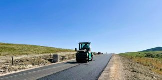 REPARATII PE DRUMURILE DIN SALAJ – 83 de kilometri de drum se modernizeaza in Salaj. Se toarna asfalt pe drumul dintre Archid si limita cu judetul Satu Mare. Lucrarile pe podul peste Valea Simisnei sunt aproape gata