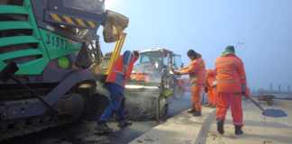 ASA SE LUCREAZA LA AUTOSTRADA MOLDOVEI – Oficial guvernamental: „Ne mentinem obiectivul de a da in trafic acest tronson pana la sfarsitul lunii august” (Video)