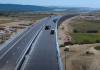Imagini de pe Autostrada A7 Focșani-Bacău: are loc așternerea ultimilor metri de asfalt pe pasajul peste calea ferată de la Cleja