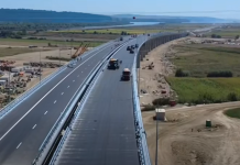 Imagini de pe Autostrada A7 Focșani-Bacău: are loc așternerea ultimilor metri de asfalt pe pasajul peste calea ferată de la Cleja