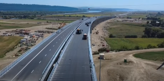Imagini de pe Autostrada A7 Focșani-Bacău: are loc așternerea ultimilor metri de asfalt pe pasajul peste calea ferată de la Cleja