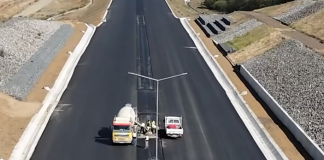 Sectorul Suplacu de Barcău – Chiribiș al Autostrăzii Transilvania A3: Construcții Erbașu a finalizat sistemul de pământ armat și terasamentele de pe câmpul petrolier (Video)