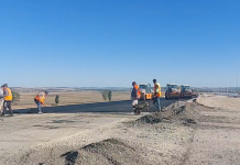 Autostrada A7 Bacău-Pașcani: a început asfaltarea pasajului CF de la Filipești (Video)