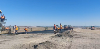 Autostrada A7 Bacău-Pașcani: a început asfaltarea pasajului CF de la Filipești (Video)